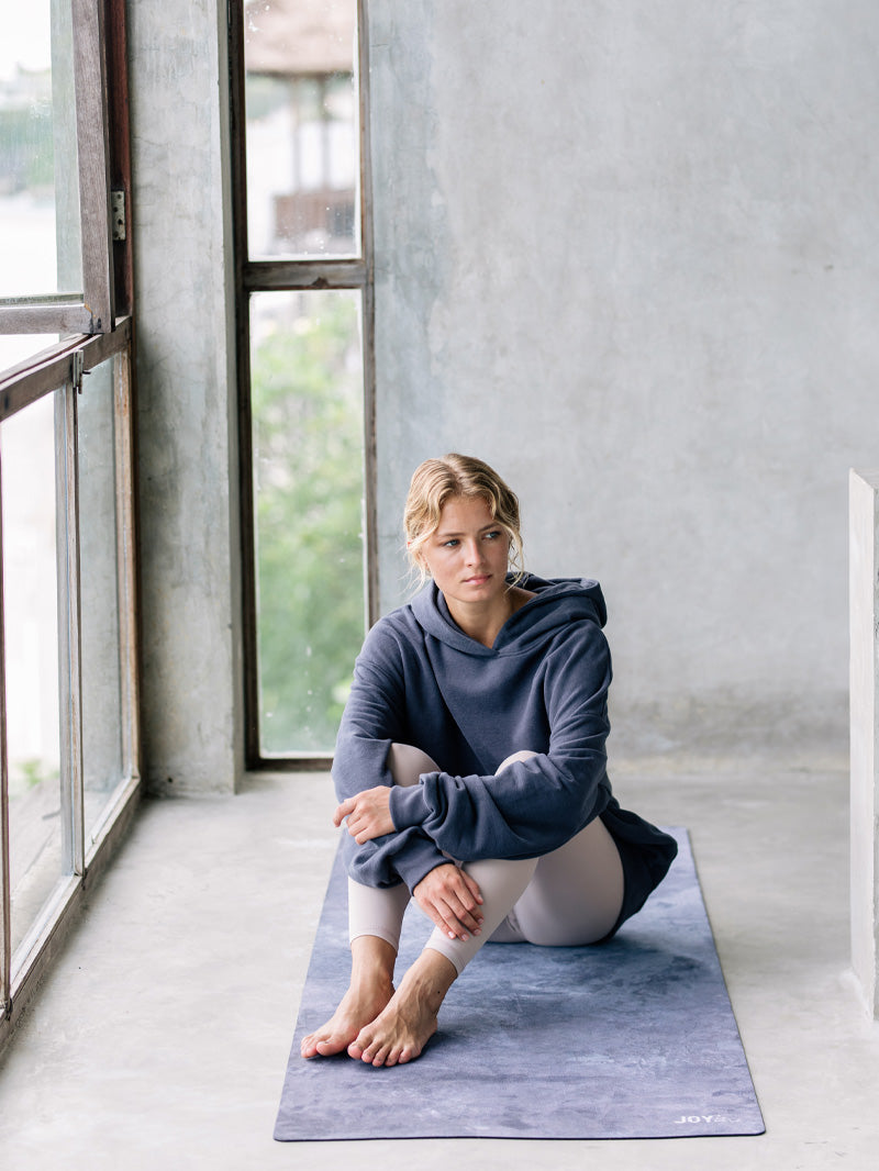 Granatowa kauczukowa mata do jogi z mikrofibrą