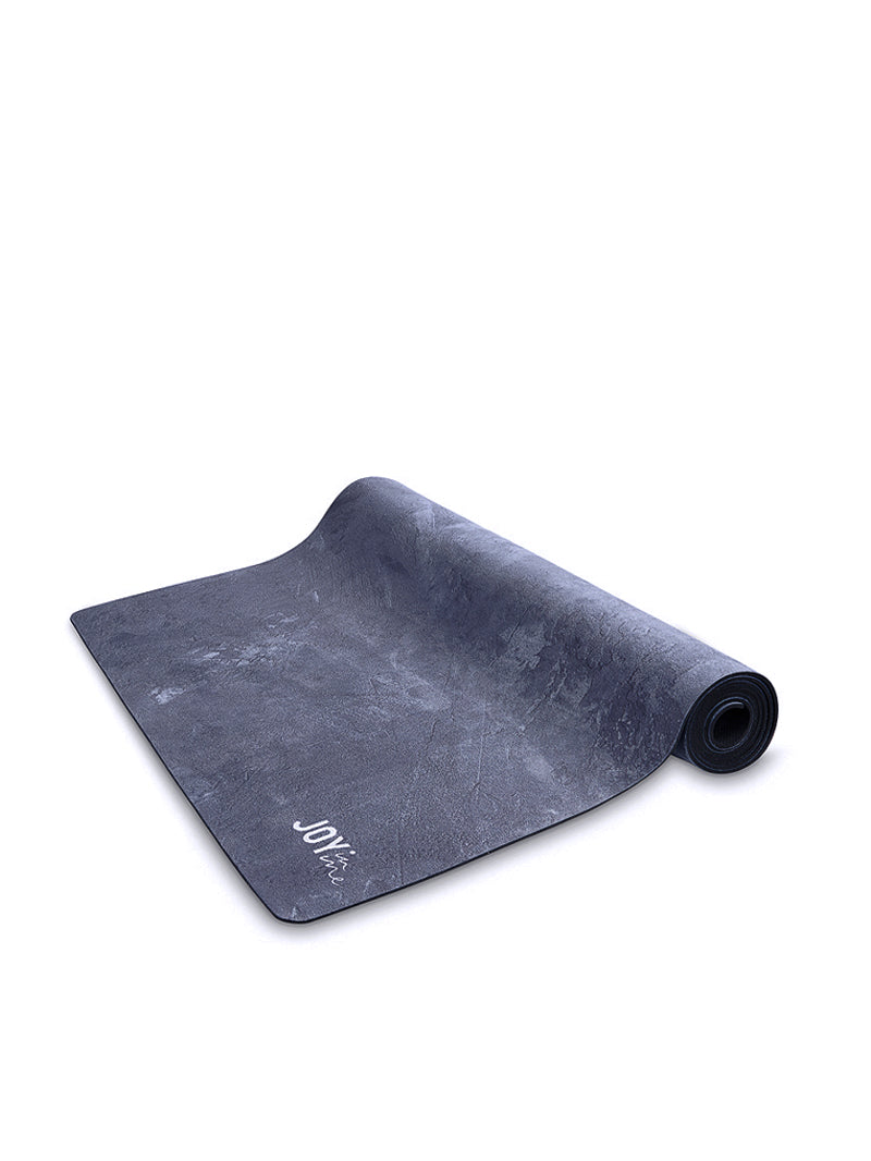Granatowa kauczukowa mata do jogi z mikrofibrą - mata w zwiniętej formie z widokiem na logo JOYINME
