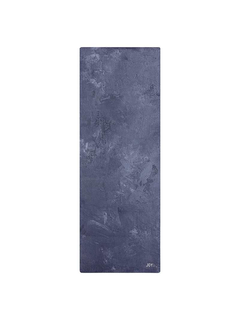 Granatowa kauczukowa mata do jogi z mikrofibrą - widok na ciemny wzór maty