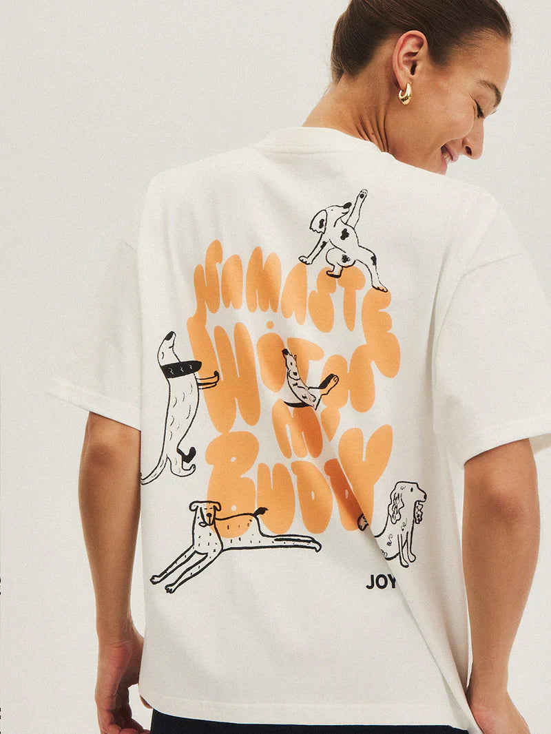 modelka przed dog jogą w koszulce z pieskami ćwiczącymi asany
