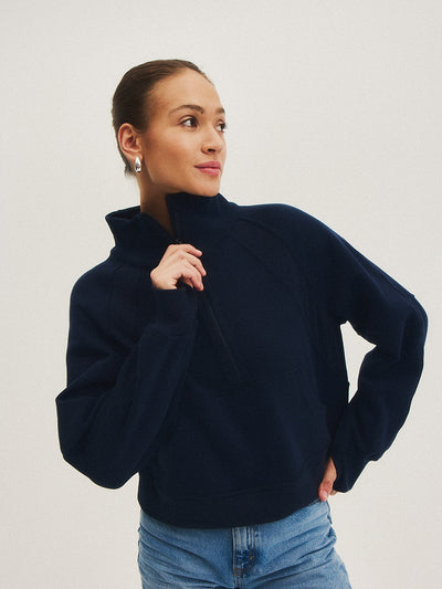 Bluza Slowdown JOYINME w kolorze Dark Navy - zbliżenie na górną część ciała modelki, ukazujące wysoki kołnierz i obszerny krój