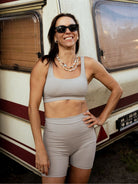 Beżowy crop top sportowy z kwadratowym dekoltem