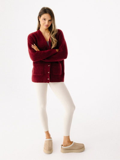 Miękki i ciepły sweter damski z alpaki i wełny jagnięcej w czerwono-bordowym odcieniu — delikatny dla skóry, o luźnym kroju oversize z kieszeniami