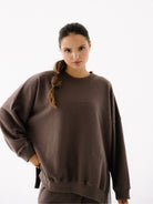 Luźna bawełniana bluza oversize w brązowym kolorze z serii KIND - widok nadekolt