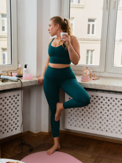 Ciemnozielone legginsy do jogi i ćwiczeń Oneness - codzienny outfit z krótkim dopasowanym topem