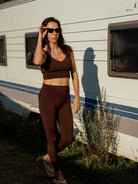 Brązowy damski crop top do ćwiczeń Grace – set z legginsami z wysokim stanem