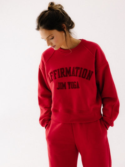 Szeroka bluza oversize w czerwonym odcieniu z serii Classic z haftem 
Affirmation z wysokiej jakości bawełny
