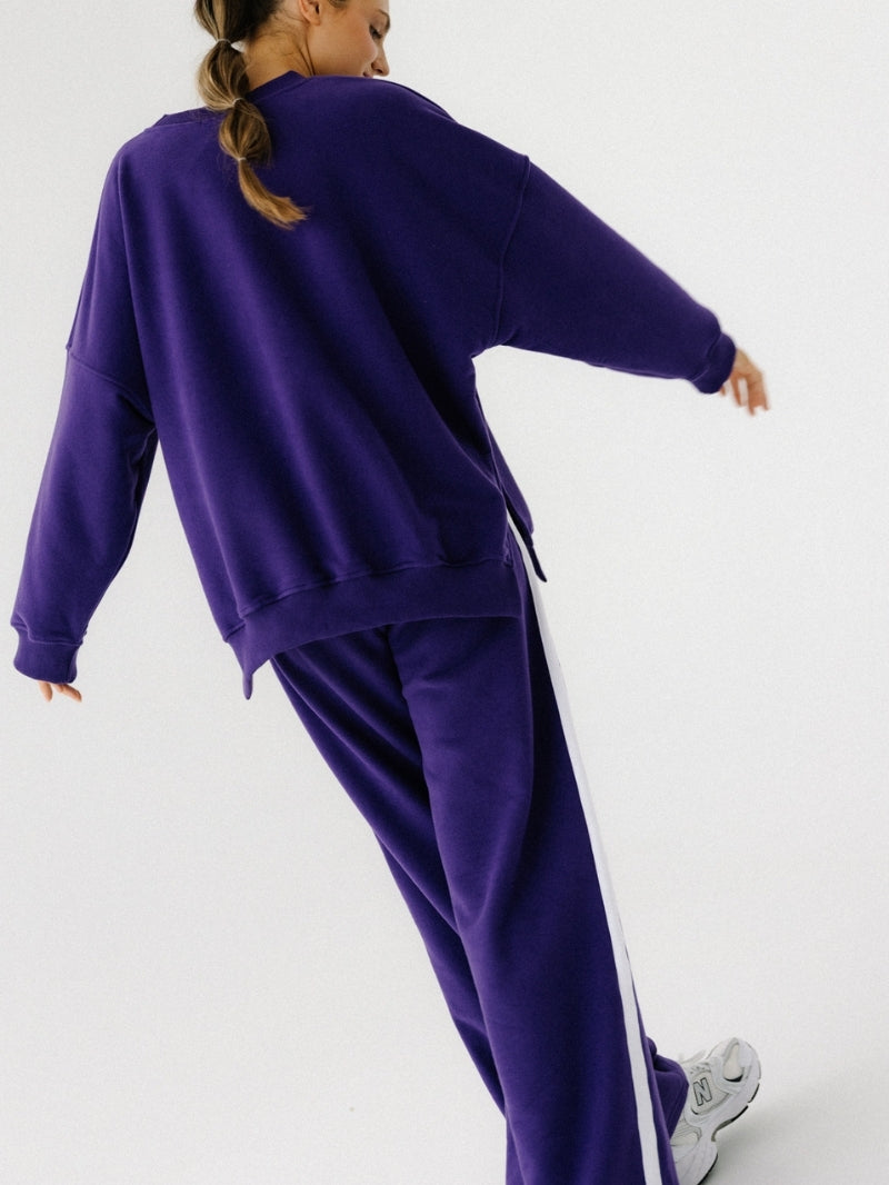 Luźna bawełniana bluza oversize KIND w fioletowym kolorze z nadrukiem yoga obsessed - widok na tył