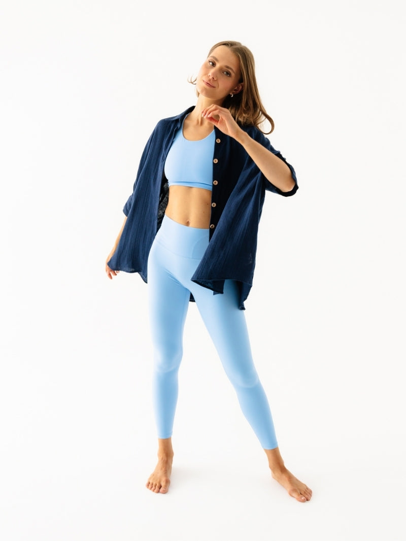 Casualowy letni look z granatową koszulą Cloud Denim noszony z jasnymi legginsami do ćwiczeń - wakacyjny styl od JOYINME
