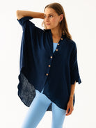 Stylowy look w granatowej koszuli Cloud Denim z bambusowo-bawełnianej tkaniny - idealna na upalne dni