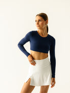 Granatowy crop top sportowy z długim rękawem