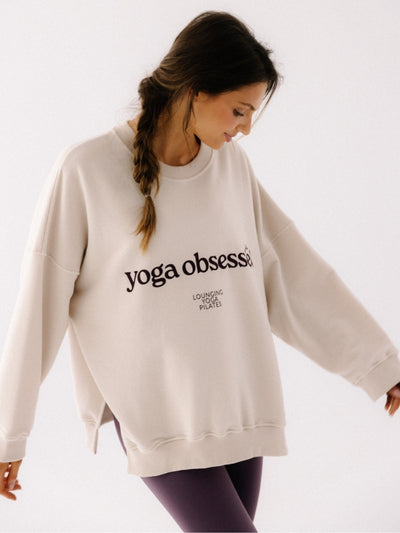 Luźna bawełniana bluza oversize Kind w kremowym kolorze z nadrukiem yoga obsessed