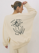 Masełkowa bluza oversize z nadrukiem “more yoga less stress” – JOYINME