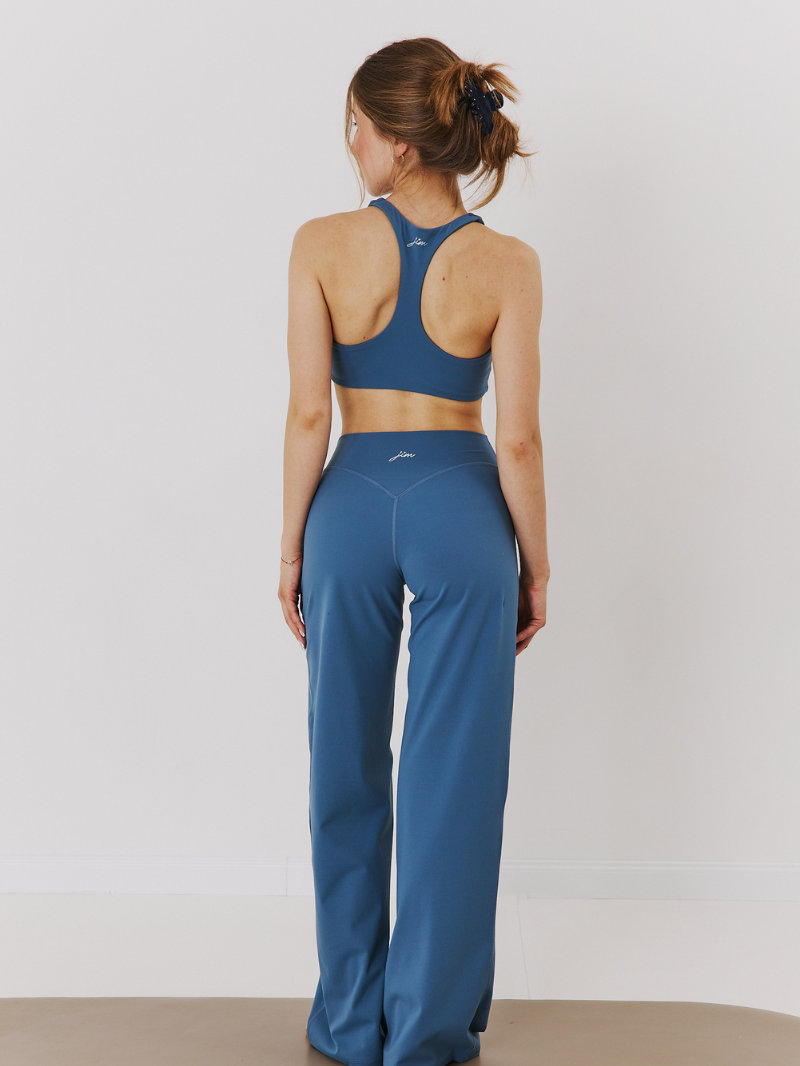 Niebieskie spodnie flare z szeroką nogawką – set z crop topem racerback