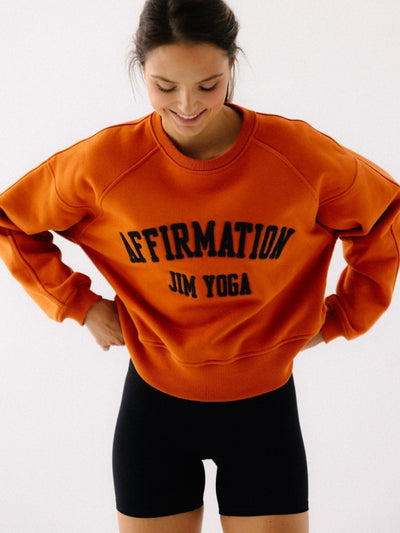 Szeroka bluza oversize w pomarańczowym odcieniu z serii Classic z haftem 
Affirmation z wysokiej jakości bawełny - set z czarnymi szortami sportowymi