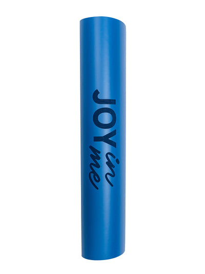 Niebieska profesjonalna mata do jogi 4,5 mm PRO - zwinięta forma z widocznym logo JOYINME