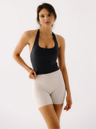 Dopasowany szary damski crop top sportowy Ultimate - set z kremowymi szortami