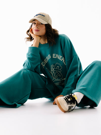 Zielona, luźna bawełniana bluza oversize Kind - zestaw z szerokimi spodniami w tym samym odcieniu i czapką w piaskowym kolorze