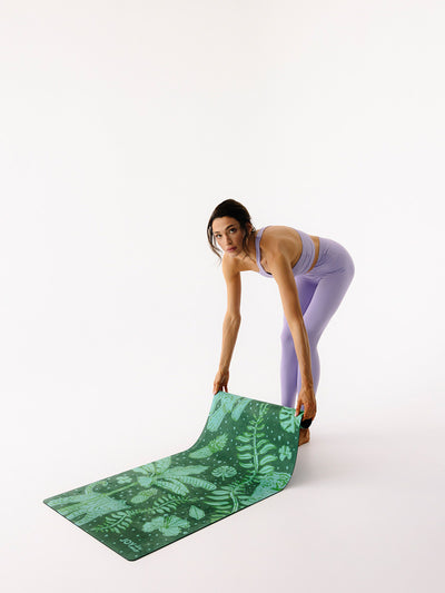 Zielona, antypoślizgowa kauczukowa mata do ćwiczeń jogi 3 mm z tropikalnym wzorem - rozkładanie maty